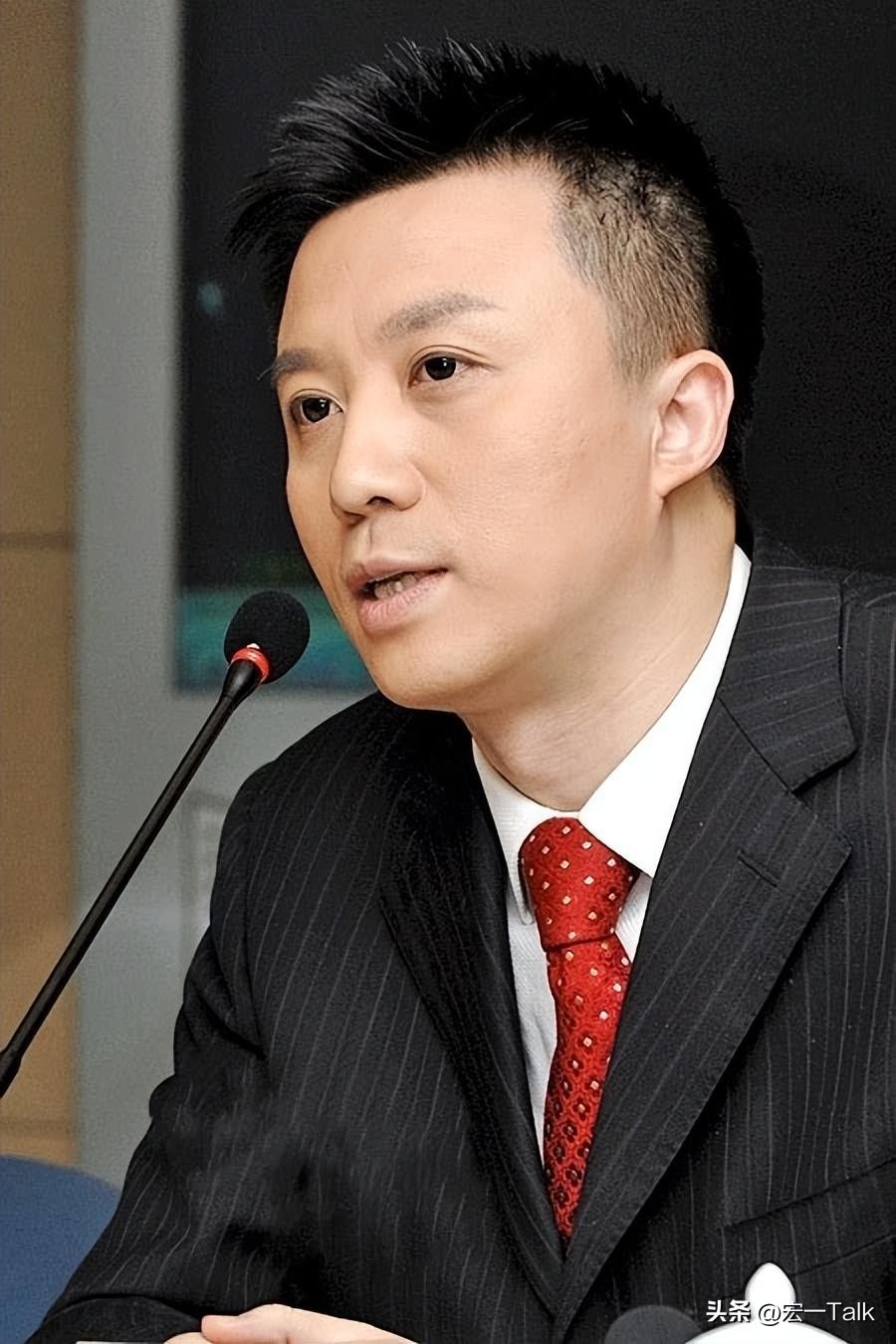 离开东方卫视9年，央视主播潘涛回上海，54岁官宣新身份可喜可贺