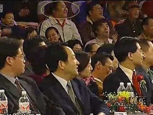 春晚最牛观众"笑脸哥"缺席 拜托李咏弄门票没要到