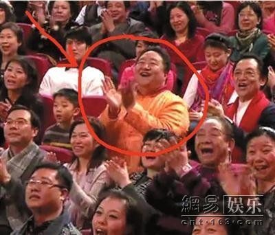 春晚最牛观众"笑脸哥"缺席 拜托李咏弄门票没要到