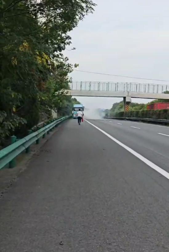 发现前方货车起火，河北货车司机鸣笛7公里提醒：我们以车为家，肯定要赶紧灭火