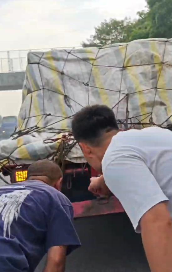 发现前方货车起火，河北货车司机鸣笛7公里提醒：我们以车为家，肯定要赶紧灭火
