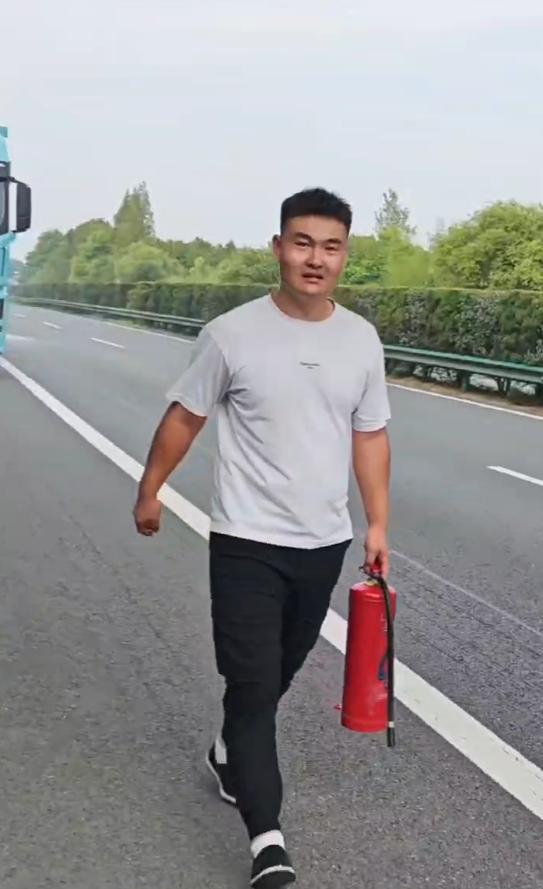 发现前方货车起火，河北货车司机鸣笛7公里提醒：我们以车为家，肯定要赶紧灭火