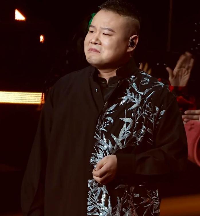如今在演唱会舞台上痛哭的岳云鹏，彻底撕下德云社最后的“体面”