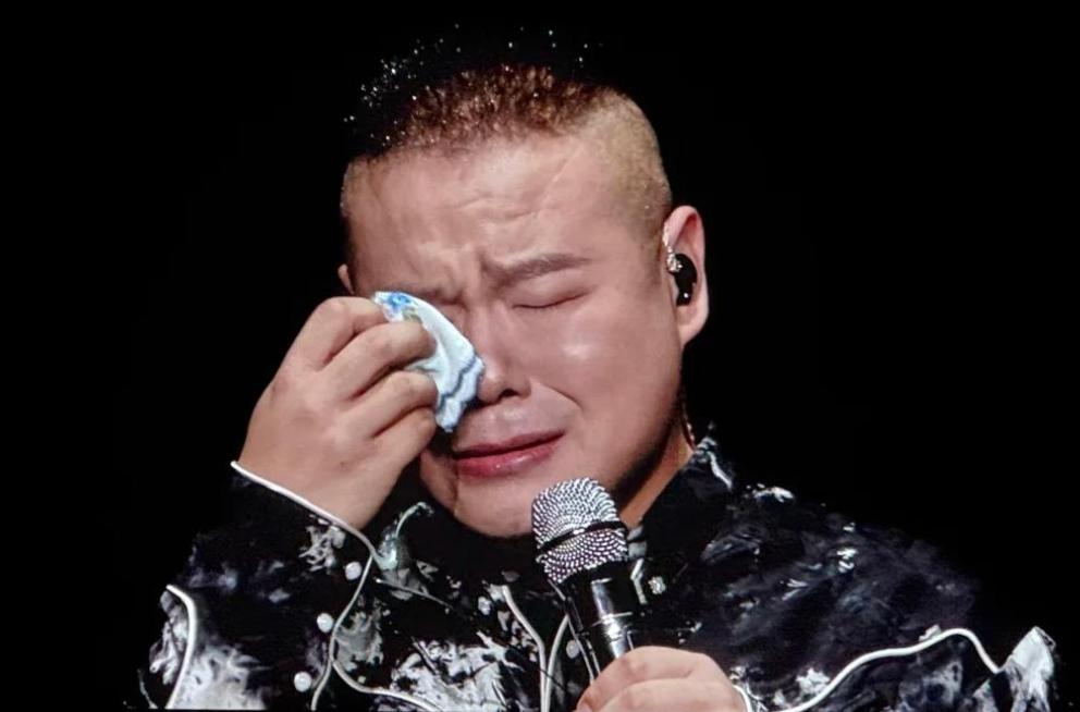 如今在演唱会舞台上痛哭的岳云鹏，彻底撕下德云社最后的“体面”