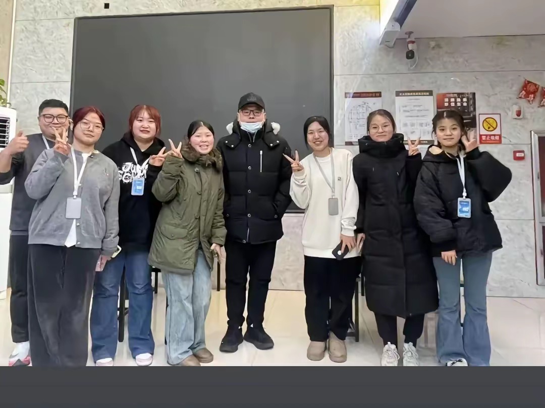 岳云鹏请全家22人看电影，两个外甥拜在德云社门下，亲弟弟首露面