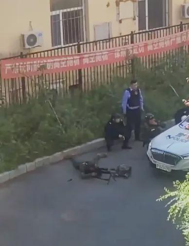 早读 | 雷雨大风！24名学生和家长死伤！民警1死2伤！6个男孩被猥亵？碾压骑行孩童司机被捕！