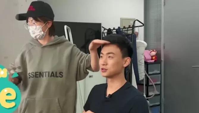 央视的主持人，表面如明星般光鲜亮丽，背后也都有大家看不到的辛苦