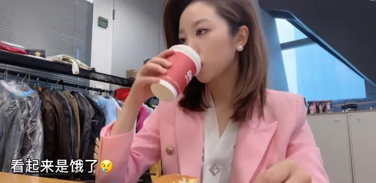 央视的主持人，表面如明星般光鲜亮丽，背后也都有大家看不到的辛苦