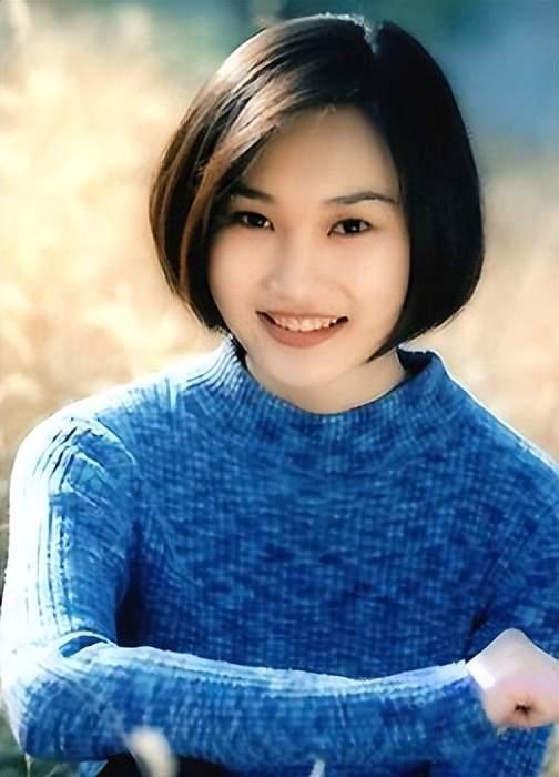 央视主持人李梓萌，气质端庄事业稳定45岁仍未婚，婚姻成父母心病