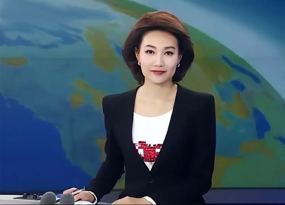 央视主持人李梓萌，气质端庄事业稳定45岁仍未婚，婚姻成父母心病