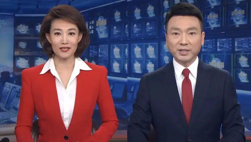 央视主持人李梓萌，气质端庄事业稳定45岁仍未婚，婚姻成父母心病