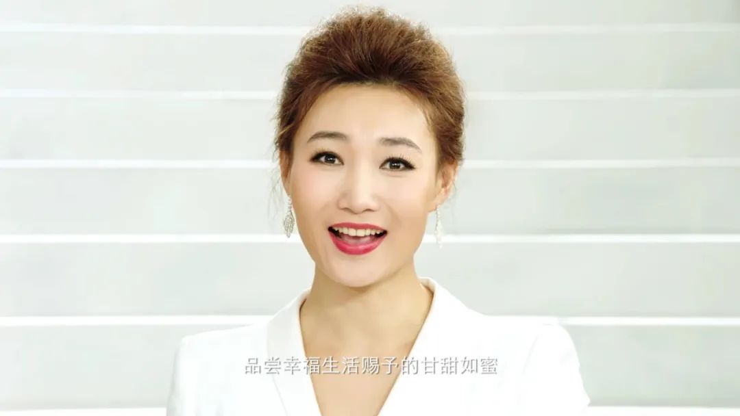 央视主持人李梓萌，气质端庄事业稳定45岁仍未婚，婚姻成父母心病