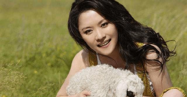 央视素颜美女主播紫凝，因直播中玩手机出名，兴趣爱好太接地气