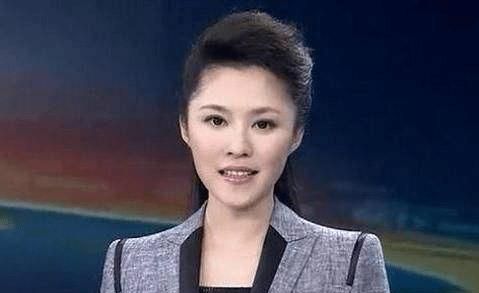 央视素颜美女主播紫凝，因直播中玩手机出名，兴趣爱好太接地气