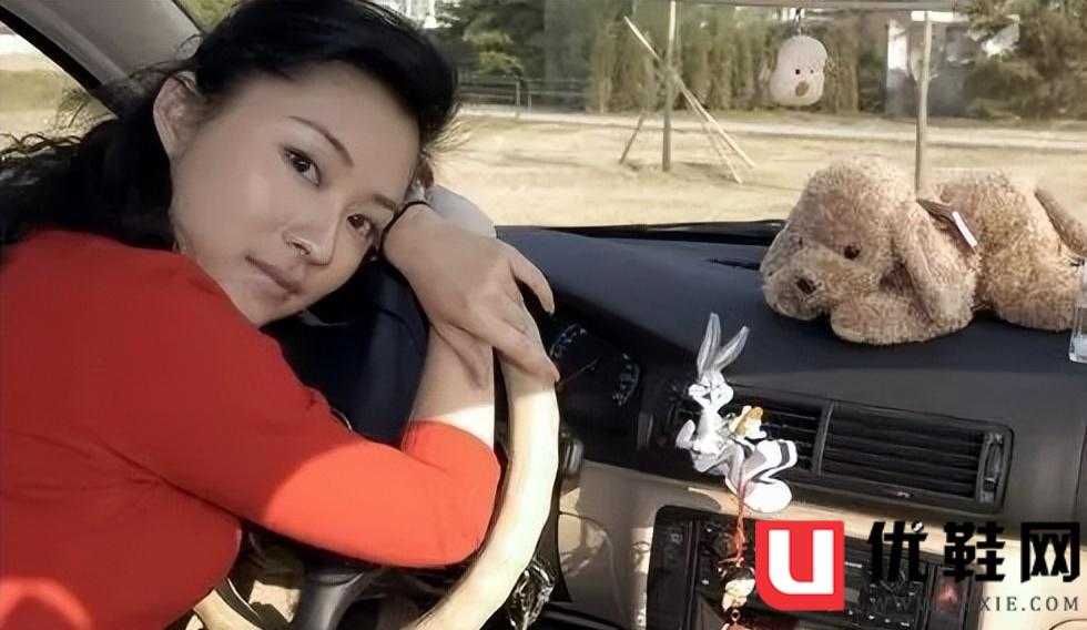 央视主持人紫凝：贷款买车，43岁依旧单身，风光背后是辛酸