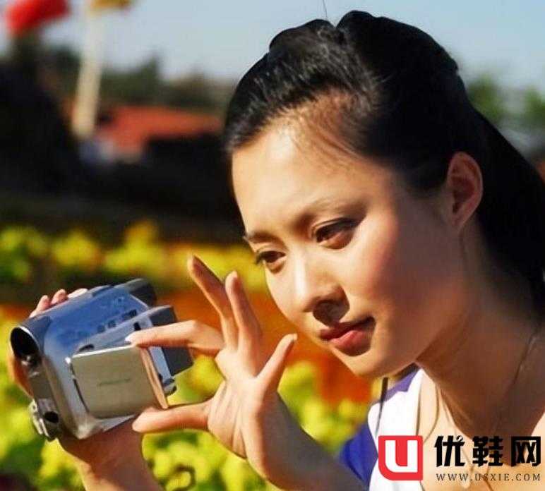 央视主持人紫凝：贷款买车，43岁依旧单身，风光背后是辛酸