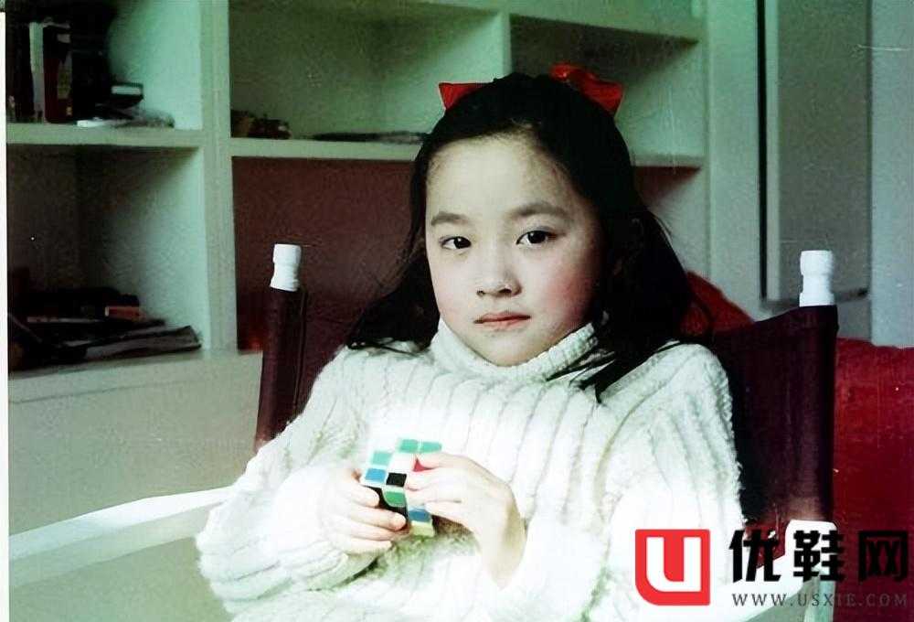 央视主持人紫凝：贷款买车，43岁依旧单身，风光背后是辛酸