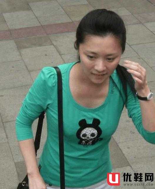 央视主持人紫凝：贷款买车，43岁依旧单身，风光背后是辛酸