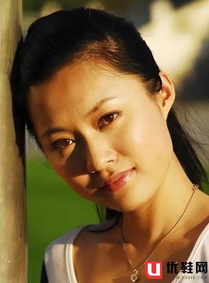 央视主持人紫凝：贷款买车，43岁依旧单身，风光背后是辛酸