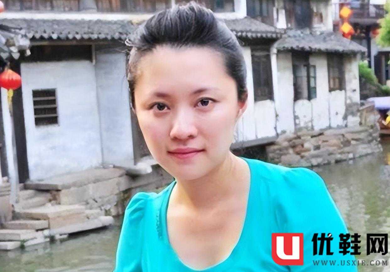 央视主持人紫凝：贷款买车，43岁依旧单身，风光背后是辛酸