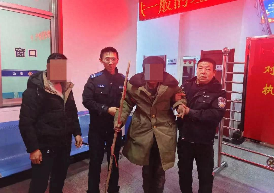 老人不慎走失 民警暖心救助