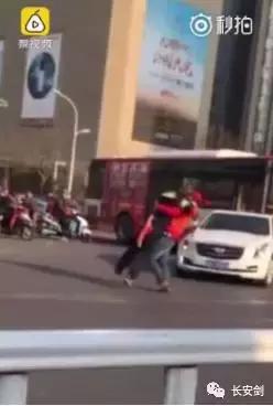 三分钟法治新闻全知道：醉汉被困井下 民警一句“请喝酒”哄上来
