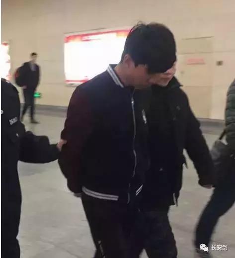 三分钟法治新闻全知道：醉汉被困井下 民警一句“请喝酒”哄上来