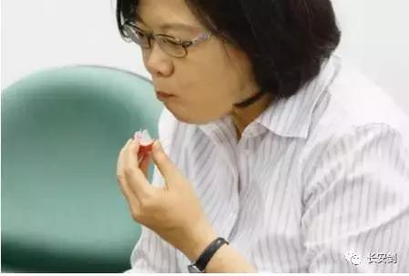 三分钟法治新闻全知道：醉汉被困井下 民警一句“请喝酒”哄上来