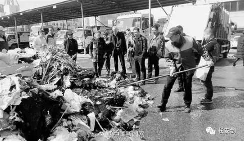 三分钟法治新闻全知道：醉汉被困井下 民警一句“请喝酒”哄上来