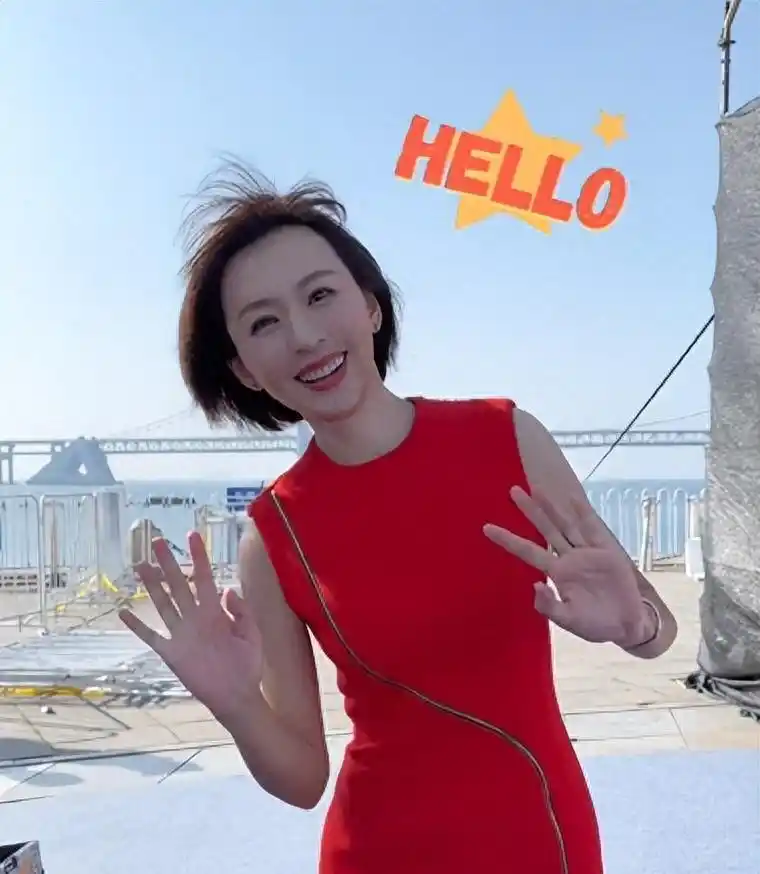 欧阳夏丹：国庆小长假外出接活动，一身“中国红裙子”好看还应景