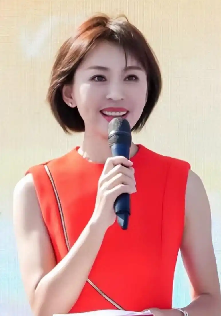 欧阳夏丹：国庆小长假外出接活动，一身“中国红裙子”好看还应景