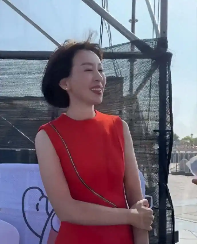 欧阳夏丹：国庆小长假外出接活动，一身“中国红裙子”好看还应景