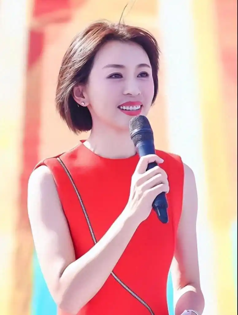 欧阳夏丹：国庆小长假外出接活动，一身“中国红裙子”好看还应景