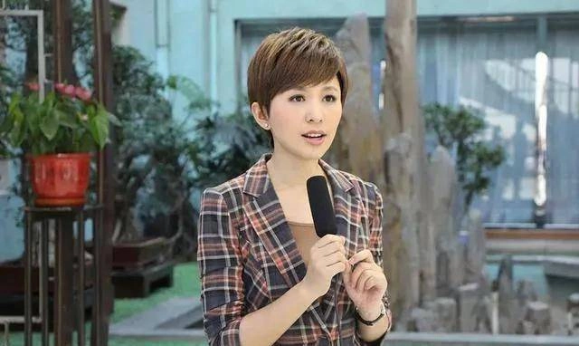 欧阳夏丹消失3年后后再现身！公园运动心情好，撞衫冯巩被群嘲