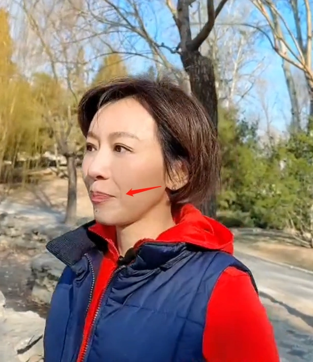 欧阳夏丹消失3年后后再现身！公园运动心情好，撞衫冯巩被群嘲