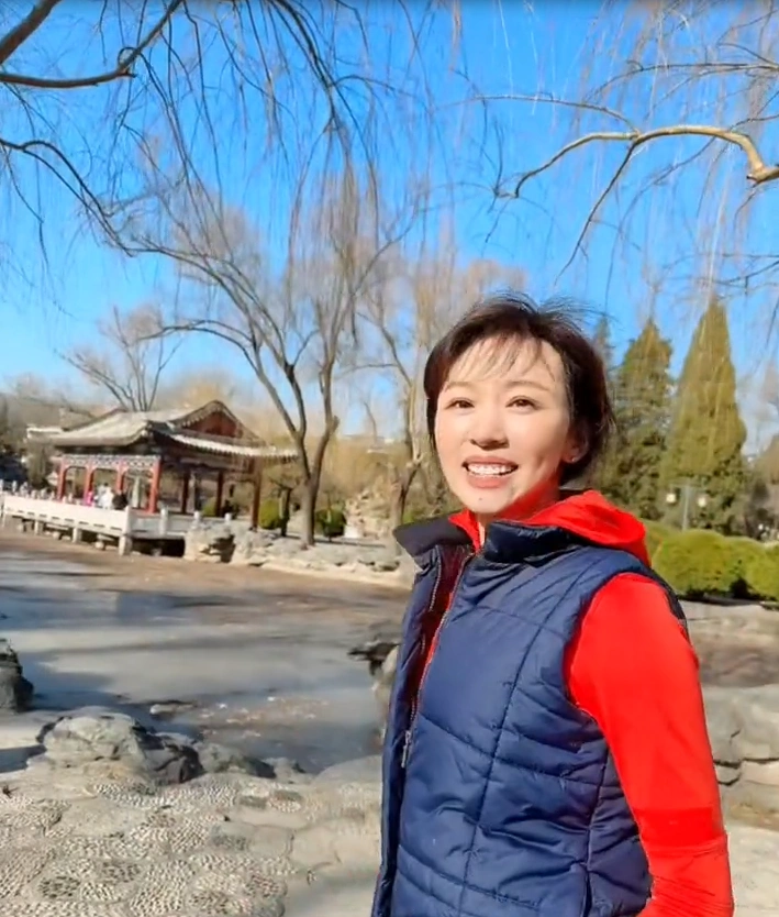 欧阳夏丹消失3年后后再现身！公园运动心情好，撞衫冯巩被群嘲