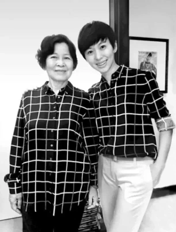 欧阳夏丹消失3年后后再现身！公园运动心情好，撞衫冯巩被群嘲