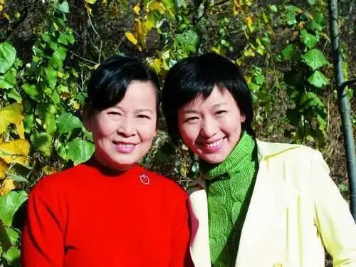 欧阳夏丹消失3年后后再现身！公园运动心情好，撞衫冯巩被群嘲