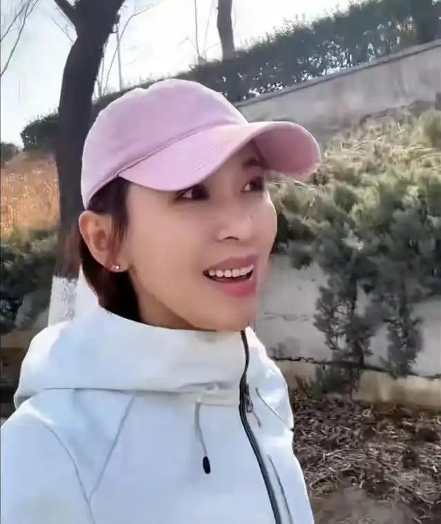欧阳夏丹参加走秀被嘲又土又丑，网友：挺漂亮的，哪里丑了