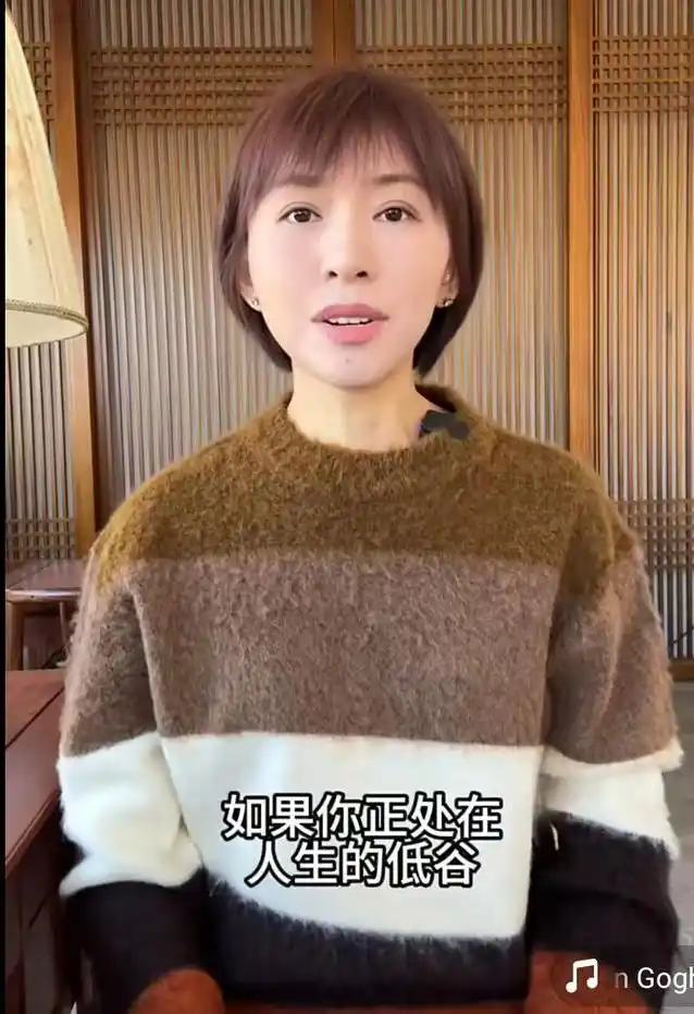 欧阳夏丹参加走秀被嘲又土又丑，网友：挺漂亮的，哪里丑了