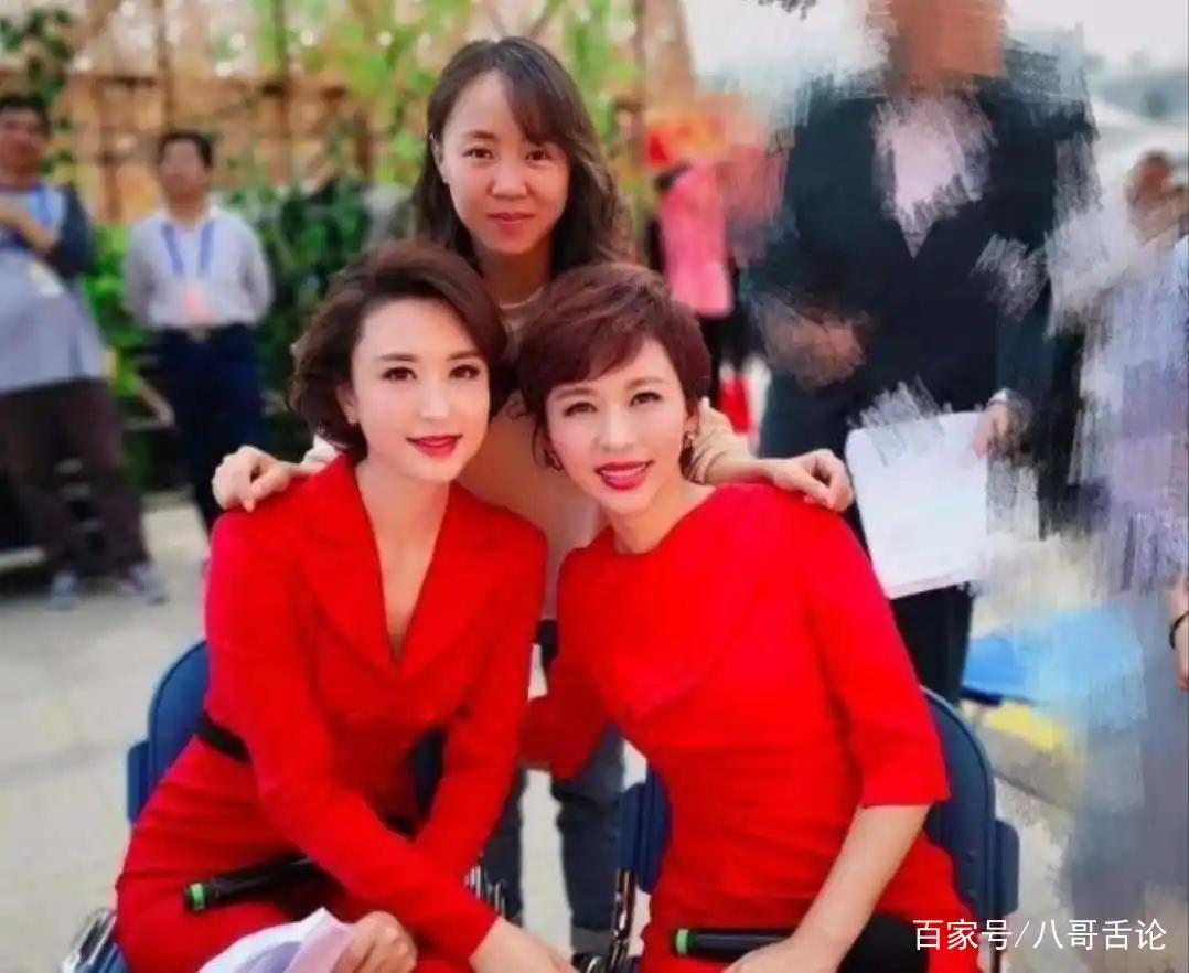 央视主持人欧阳夏丹在桂林主持仪式时模样大变