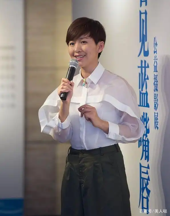 欧阳夏丹气质真不俗！穿红裙子也丝毫不显俗，没有少女感却很高级