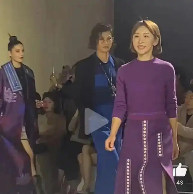 央视前主持跨界走秀，自信满满却遭网友吐槽：又土又丑！