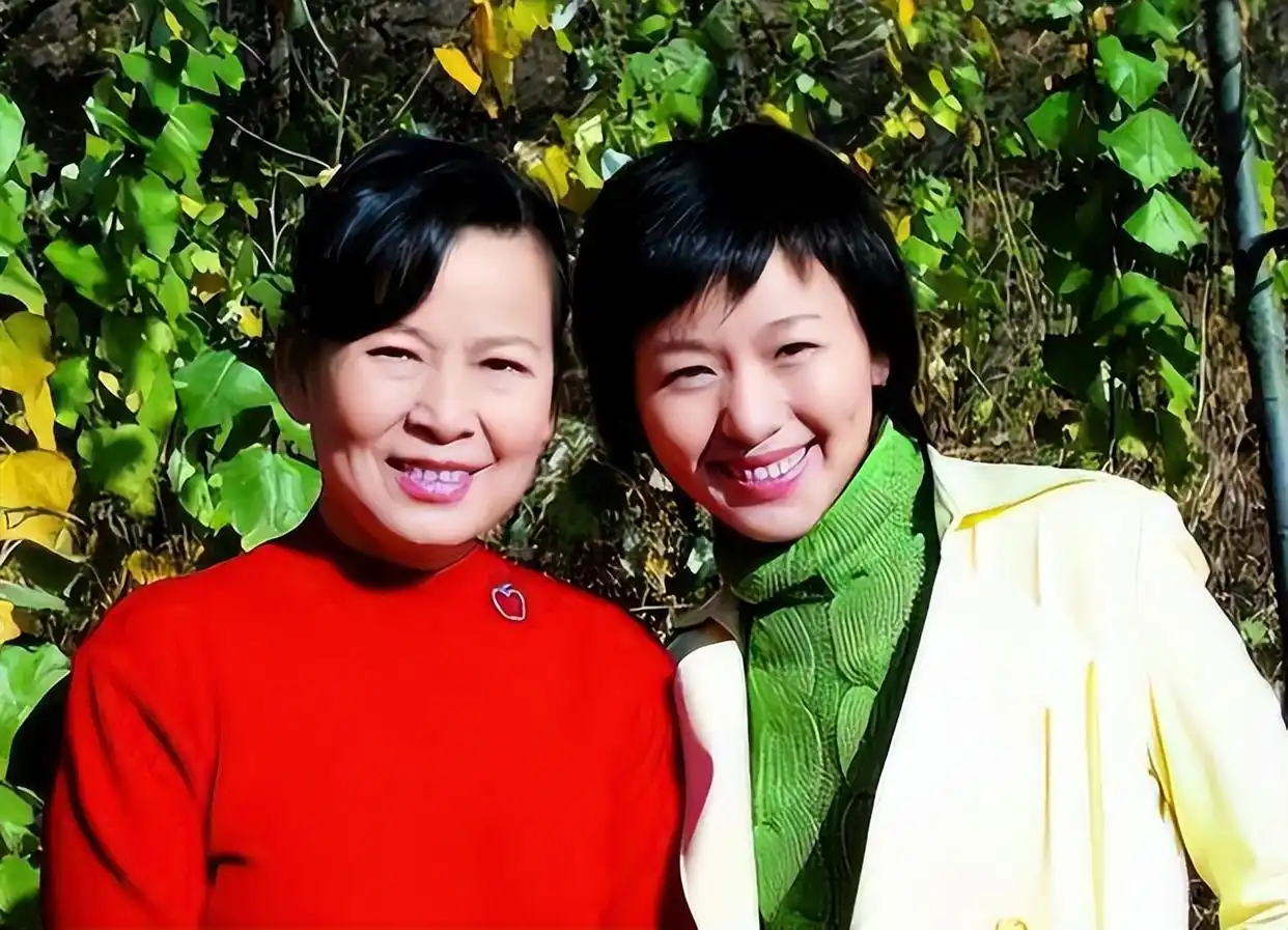 消失3年的“央视主持”欧阳夏丹现身公园，穿蓝色马甲健身：状态很好