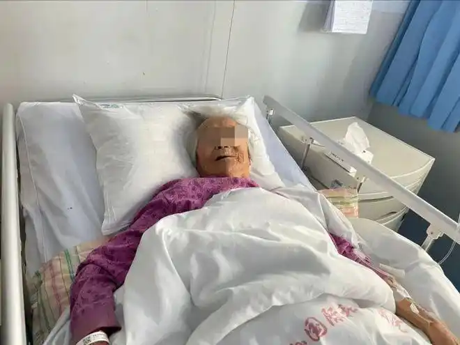 消失3年的“央视主持”欧阳夏丹现身公园，穿蓝色马甲健身：状态很好