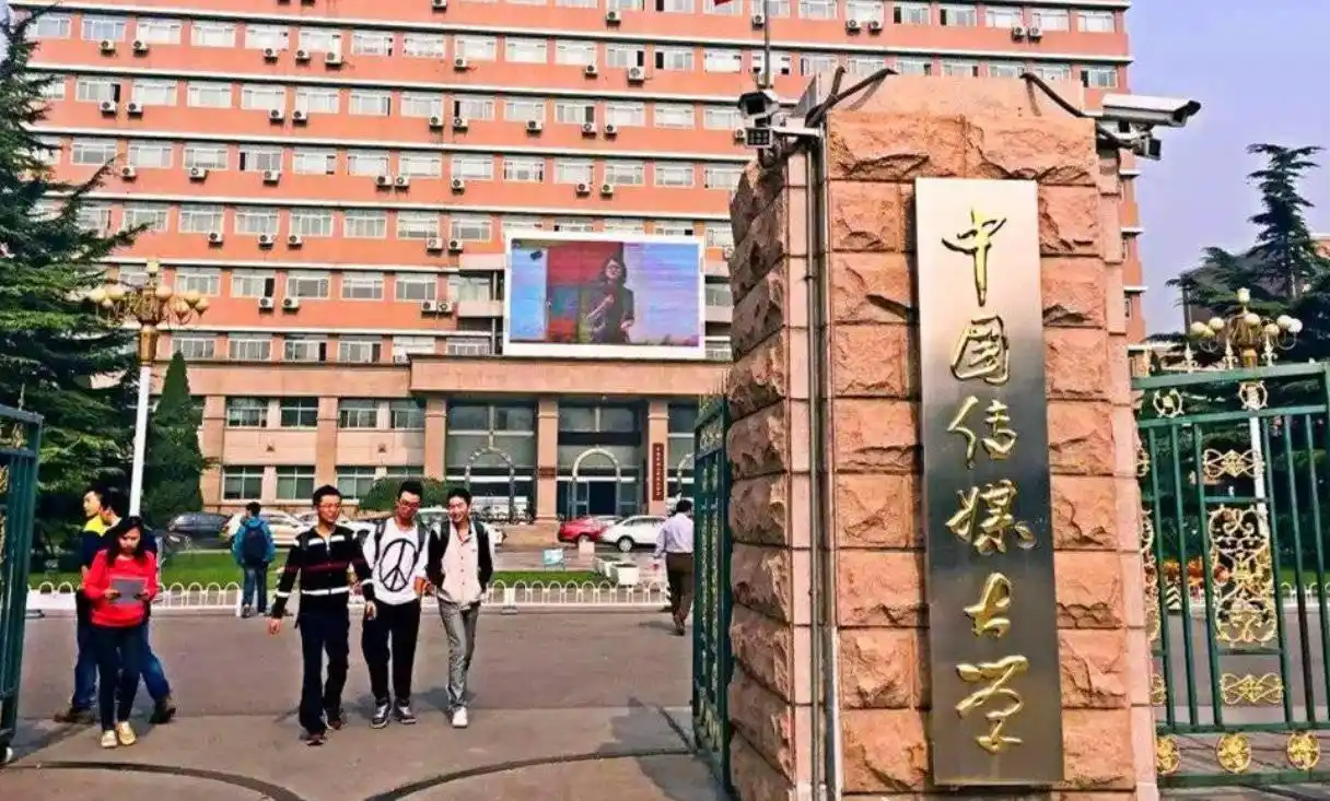消失3年的“央视主持”欧阳夏丹现身公园，穿蓝色马甲健身：状态很好