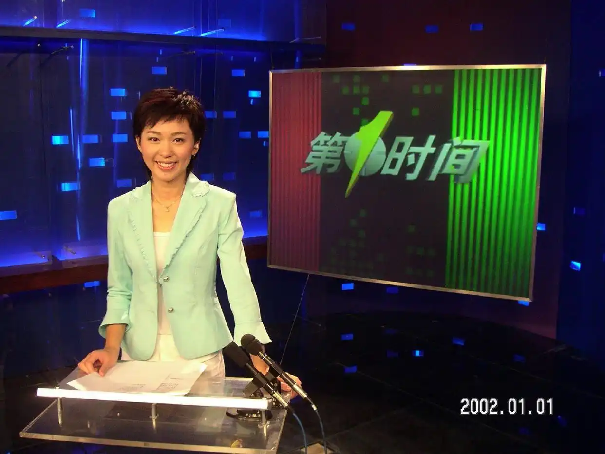 消失3年的“央视主持”欧阳夏丹现身公园，穿蓝色马甲健身：状态很好