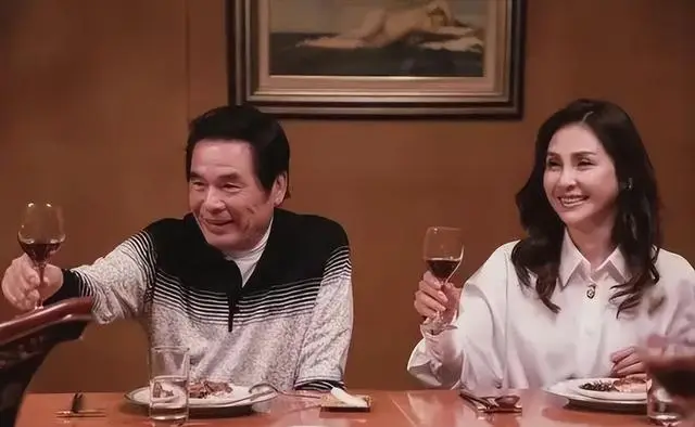 和6个老婆共处一室，每月7万零花钱，71岁宝刀未老又娶小20岁娇妻