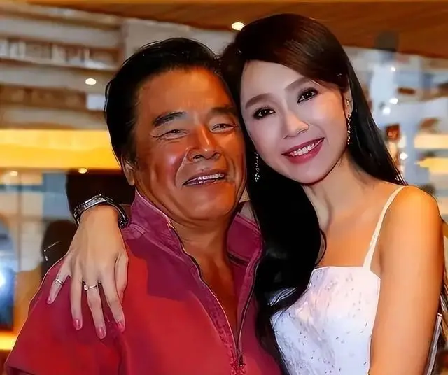和6个老婆共处一室，每月7万零花钱，71岁宝刀未老又娶小20岁娇妻