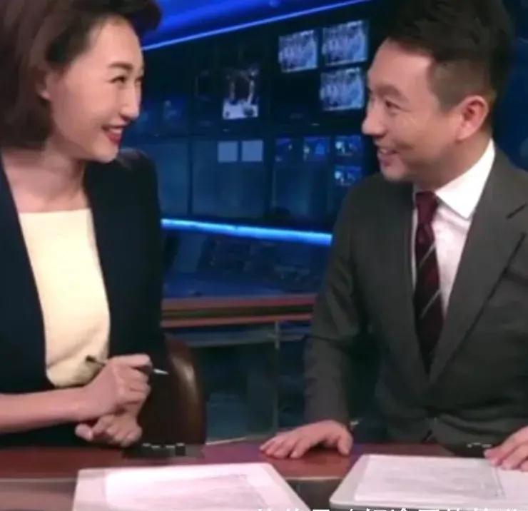 《电视》主持人稿子长啥样？康辉现场展示：难怪从来不会出错